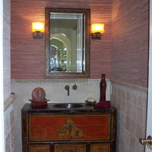 Kleines Asiatisches Duschbad mit verzierten Schränken, Schränken im Used-Look, Keramikfliesen, roter Wandfarbe, Keramikboden, Sockelwaschbecken und Waschtisch aus Holz in Orange County