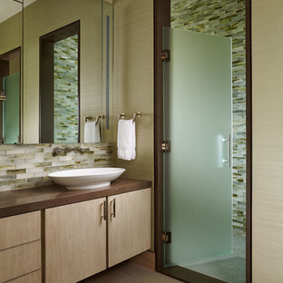Mittelgroßes Asiatisches Badezimmer mit flächenbündigen Schrankfronten, hellen Holzschränken, beigefarbenen Fliesen, braunen Fliesen, weißen Fliesen, Glasfliesen, beiger Wandfarbe, Linoleum, Aufsatzwaschbecken, Granit-Waschbecken/Waschtisch, Sauna, Duschnische, braunem Boden und Falttür-Duschabtrennung in Wichita