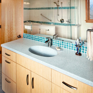 Großes Asiatisches Badezimmer En Suite mit flächenbündigen Schrankfronten, hellen Holzschränken, japanischer Badewanne, braunen Fliesen, Porzellanfliesen, weißer Wandfarbe, Linoleum, integriertem Waschbecken und Quarzit-Waschtisch in Sonstige