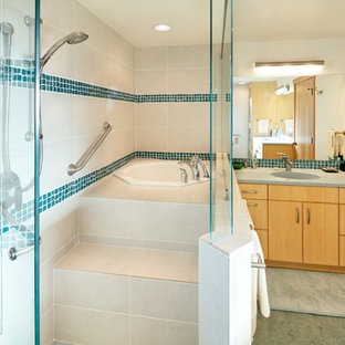 Großes Asiatisches Badezimmer En Suite mit flächenbündigen Schrankfronten, hellen Holzschränken, japanischer Badewanne, braunen Fliesen, Porzellanfliesen, weißer Wandfarbe, Linoleum, integriertem Waschbecken und Quarzit-Waschtisch in Sonstige