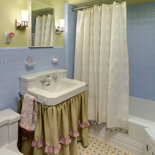Idées déco pour une petit salle de bain classique pour enfant avec des carreaux de céramique, un mur vert, un sol en carrelage de céramique, un plan vasque, une baignoire en alcôve, un combiné douche/baignoire, un carrelage bleu, un sol jaune et une cabine de douche avec un rideau.