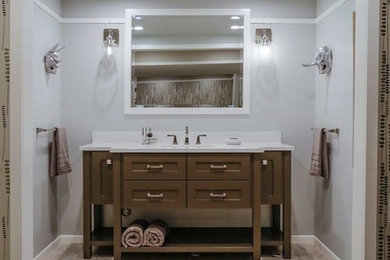 Foto de cuarto de baño clásico con baldosas y/o azulejos de cerámica y suelo de baldosas de porcelana