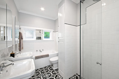ニューカッスルにあるトラディショナルスタイルのおしゃれな浴室の写真
