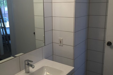 Idee per una piccola stanza da bagno nordica con piastrelle bianche e lavabo integrato