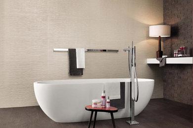 ロサンゼルスにあるモダンスタイルのおしゃれな浴室 (白いキャビネット、置き型浴槽、アルコーブ型シャワー、白いタイル、磁器タイル、白い壁、磁器タイルの床、木製洗面台) の写真
