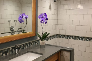 ボストンにある中くらいなトラディショナルスタイルのおしゃれな浴室 (淡色木目調キャビネット、オープン型シャワー、青いタイル、茶色いタイル、グレーのタイル、グレーの壁、オープンシャワー) の写真
