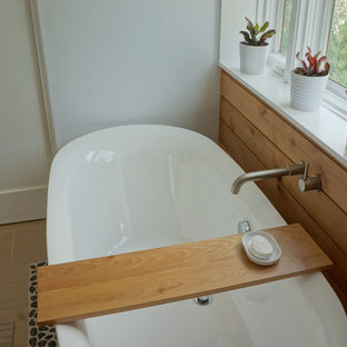 Foto di una stanza da bagno padronale scandinava di medie dimensioni con lavabo integrato, ante lisce, ante in legno chiaro, top in legno, vasca freestanding, doccia aperta, WC monopezzo, piastrelle blu, piastrelle di vetro, pareti bianche e pavimento con piastrelle in ceramica