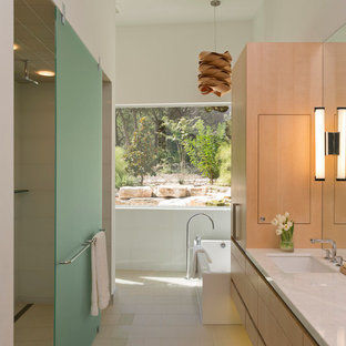 Diseño de cuarto de baño vestidor, moderno, con bañera exenta