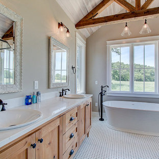 Inspiration för stora lantliga vitt en-suite badrum, med släta luckor, skåp i ljust trä, ett fristående badkar, en öppen dusch, en toalettstol med hel cisternkåpa, beige kakel, beige väggar, klinkergolv i keramik, ett nedsänkt handfat, granitbänkskiva och beiget golv