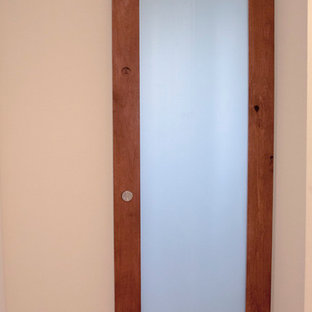 Ispirazione per una piccola stanza da bagno con doccia design con ante in stile shaker, ante bianche, doccia aperta, piastrelle blu, piastrelle di vetro, pareti bianche, pavimento in gres porcellanato, lavabo sottopiano e top in marmo