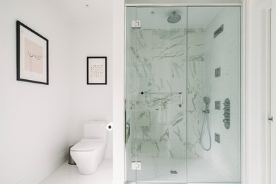 Mittelgroßes Modernes Badezimmer En Suite mit flächenbündigen Schrankfronten, hellbraunen Holzschränken, Eckdusche, weißer Wandfarbe, Keramikboden, weißem Boden und weißer Waschtischplatte in Montreal