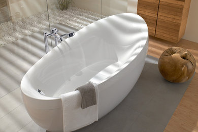 Modelo de cuarto de baño principal minimalista con bañera exenta y paredes beige