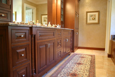 Imagen de cuarto de baño principal clásico con armarios con paneles empotrados, puertas de armario de madera oscura, bañera encastrada sin remate y paredes beige