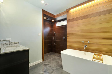オースティンにあるお手頃価格の広いコンテンポラリースタイルのおしゃれなマスターバスルーム (アンダーカウンター洗面器、フラットパネル扉のキャビネット、グレーのキャビネット、コンクリートの洗面台、置き型浴槽、オープン型シャワー、分離型トイレ、茶色いタイル、セラミックタイル、緑の壁、コンクリートの床) の写真