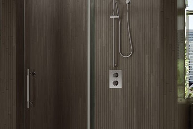 Modelo de cuarto de baño moderno con ducha empotrada, baldosas y/o azulejos marrones, azulejos en listel y paredes marrones