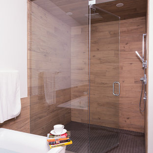 Inspiration för moderna en-suite badrum, med en dusch i en alkov och brun kakel