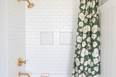Свежая идея для дизайна: детская ванная комната среднего размера в стиле модернизм с фасадами в стиле шейкер, зелеными фасадами, ванной в нише, душем над ванной, унитазом-моноблоком, белой плиткой, плиткой кабанчик, серыми стенами, полом из керамической плитки, белым полом, шторкой для ванной и белой столешницей - отличное фото интерьера