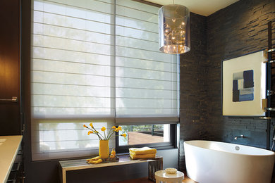 Ejemplo de cuarto de baño principal rural de tamaño medio con bañera esquinera, baldosas y/o azulejos marrones, baldosas y/o azulejos de piedra y paredes marrones