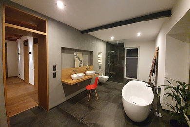 Modernes Badezimmer mit flächenbündigen Schrankfronten und hellen Holzschränken