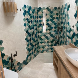 Mittelgroßes Mid-Century Duschbad mit grünen Schränken, Doppeldusche, Wandtoilette, farbigen Fliesen, Terrakottafliesen, weißer Wandfarbe, Marmorboden, Aufsatzwaschbecken, Marmor-Waschbecken/Waschtisch, weißem Boden, Schiebetür-Duschabtrennung, weißer Waschtischplatte, Nische, Doppelwaschbecken und gewölbter Decke