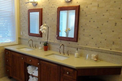 Modelo de cuarto de baño principal minimalista grande con lavabo bajoencimera, armarios tipo mueble, puertas de armario de madera en tonos medios, encimera de cuarzo compacto, bañera encastrada, ducha empotrada, sanitario de una pieza, baldosas y/o azulejos amarillos, baldosas y/o azulejos en mosaico, paredes amarillas y suelo de baldosas de porcelana