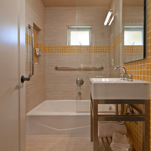 Immagine di una piccola stanza da bagno con doccia american style con piastrelle beige, piastrelle gialle, vasca ad alcova, vasca/doccia, piastrelle in ceramica, pareti beige, pavimento con piastrelle in ceramica, lavabo da incasso, top in superficie solida, pavimento beige e doccia aperta