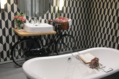 Immagine di una stanza da bagno con vasca freestanding e un lavabo