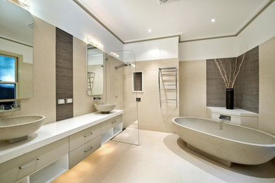 Cette image montre une salle de bain design avec une douche ouverte, une vasque et aucune cabine.