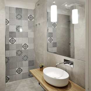 Ispirazione per una stanza da bagno con doccia minimal con nessun'anta, ante in legno scuro, doccia aperta, piastrelle grigie, piastrelle in gres porcellanato, lavabo a bacinella e top in legno