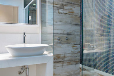 Diseño de cuarto de baño contemporáneo de tamaño medio con baldosas y/o azulejos blancos, baldosas y/o azulejos de piedra y suelo de baldosas de porcelana