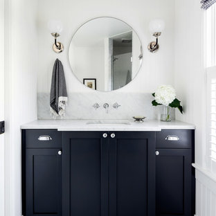 Immagine di una piccola stanza da bagno con doccia classica con ante in stile shaker, ante nere, piastrelle grigie, piastrelle di marmo, pareti bianche, lavabo sottopiano, top in marmo, pavimento multicolore, top grigio e pavimento con piastrelle a mosaico