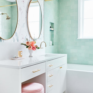 Ispirazione per una piccola stanza da bagno con doccia tradizionale con ante bianche, vasca/doccia, piastrelle verdi, piastrelle in ceramica, pavimento con piastrelle in ceramica, doccia con tenda, top bianco, ante lisce, vasca ad alcova, pareti multicolore, lavabo sottopiano e pavimento bianco