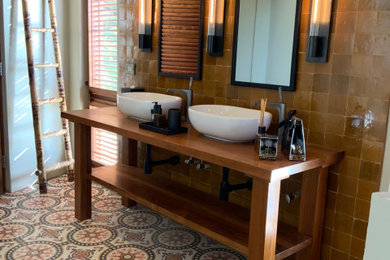 マイアミにあるシャビーシック調のおしゃれな浴室の写真