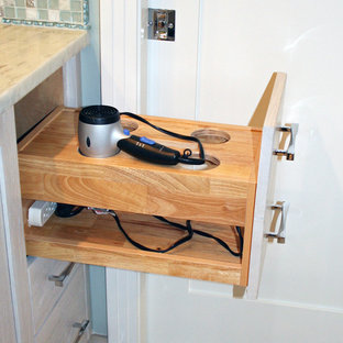 Ispirazione per una stanza da bagno padronale stile marino di medie dimensioni con ante in stile shaker, ante in legno scuro, vasca ad angolo, doccia ad angolo, WC monopezzo, piastrelle beige, piastrelle in ceramica, pareti beige, pavimento con piastrelle in ceramica, lavabo sottopiano, top in quarzite, pavimento beige e porta doccia a battente