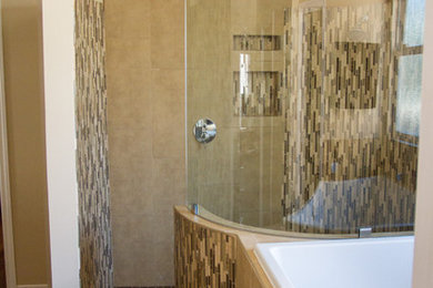 Идея дизайна: большая главная ванная комната в современном стиле с удлиненной плиткой, полом из керамогранита, коричневым полом и открытым душем