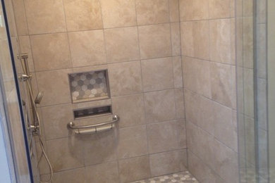 Esempio di una stanza da bagno padronale moderna di medie dimensioni con doccia a filo pavimento, piastrelle beige, piastrelle in ceramica, pareti beige, pavimento con piastrelle in ceramica, pavimento grigio e porta doccia a battente