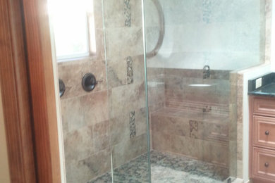 Diseño de cuarto de baño principal clásico renovado de tamaño medio con puertas de armario de madera oscura