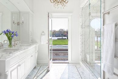 Стильный дизайн: ванная комната в классическом стиле с врезной раковиной, фасадами с выступающей филенкой, душем в нише, белой плиткой, плиткой мозаикой, белыми стенами и полом из мозаичной плитки - последний тренд