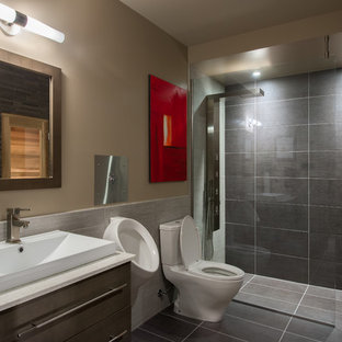 Ispirazione per una stanza da bagno contemporanea con doccia aperta, orinatoio e doccia aperta