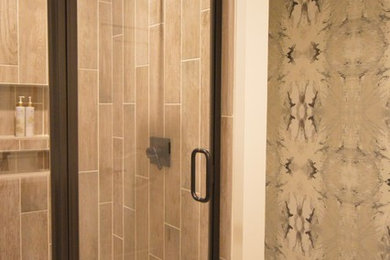 ローリーにあるコンテンポラリースタイルのおしゃれな浴室の写真