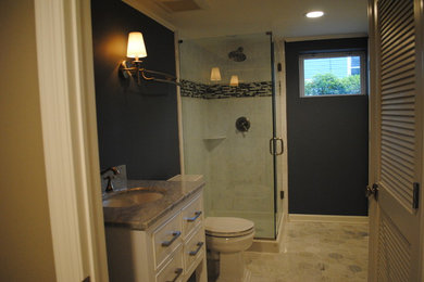 Ejemplo de cuarto de baño tradicional de tamaño medio con ducha esquinera, aseo y ducha y ducha con puerta con bisagras