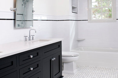 ニューヨークにある高級な中くらいなトランジショナルスタイルのおしゃれなバスルーム (浴槽なし) (インセット扉のキャビネット、黒いキャビネット、アルコーブ型浴槽、アルコーブ型シャワー、白いタイル、サブウェイタイル、白い壁、セラミックタイルの床、アンダーカウンター洗面器、クオーツストーンの洗面台、白い床) の写真