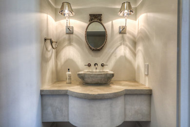 Aménagement d'une grande salle de bain classique avec un mur blanc, une vasque et un plan de toilette en béton.
