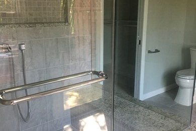 Ejemplo de cuarto de baño principal clásico renovado de tamaño medio con armarios con paneles empotrados, puertas de armario de madera en tonos medios y encimera de granito