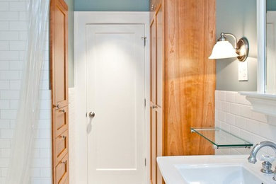 Ejemplo de cuarto de baño contemporáneo con armarios estilo shaker