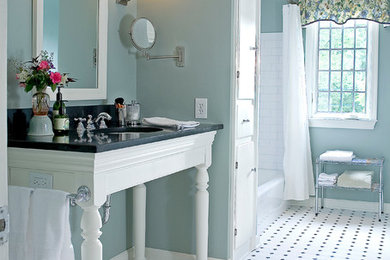 コロンバスにあるトラディショナルスタイルのおしゃれな浴室の写真