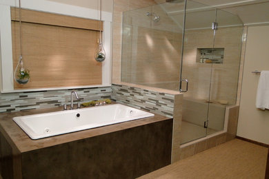 Imagen de cuarto de baño principal contemporáneo con ducha esquinera y ducha con puerta con bisagras