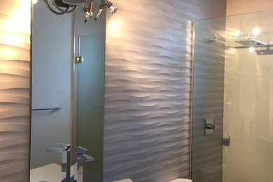 Kleines Modernes Duschbad mit offenen Schränken, dunklen Holzschränken, Eckdusche, Toilette mit Aufsatzspülkasten, weißen Fliesen, weißer Wandfarbe und Keramikboden in Miami