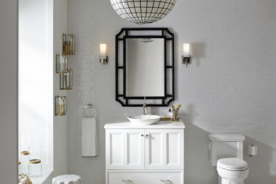 Imagen de cuarto de baño tradicional con sanitario de dos piezas y lavabo sobreencimera