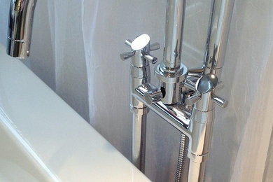 Imagen de cuarto de baño clásico renovado con bañera exenta